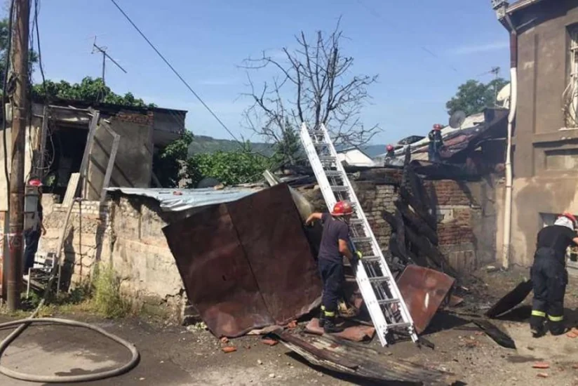 Tbilisidə 3 fərdi ev yanıb, 10 ailəyə ziyan dəyib