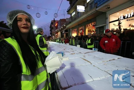 Yunanıstanda Yeni il münasibəti ilə 70 metr uzunluğunda tort bişirilib