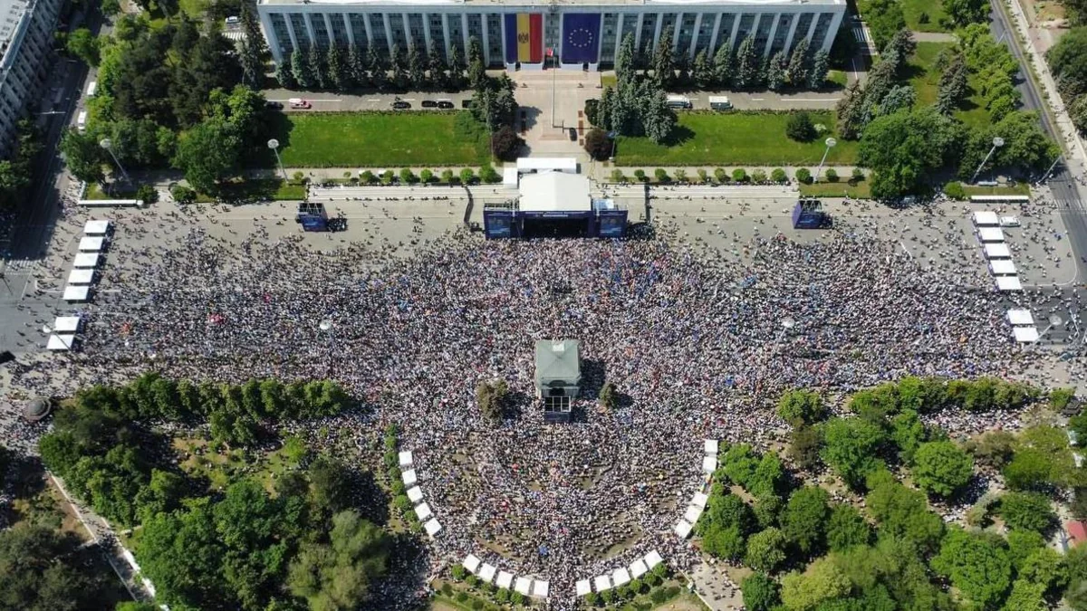 В Молдове около 80 тысяч человек вышли на митинг в поддержку евроинтеграции