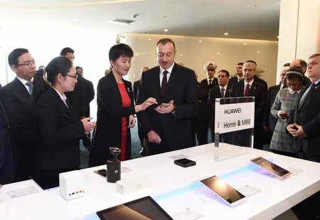 Prezident İlham Əliyev “Huawei” şirkətinin Pekindəki Sərgi Mərkəzində olub