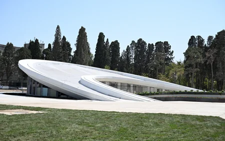 İlham Əliyev və Mehriban Əliyeva Gәncә Memorial Kompleksində görülən işlərlə tanış olublar - YENİLƏNİB