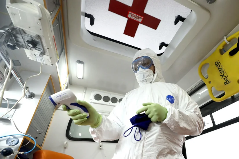 ВОЗ готовит новые рекомендации по близким контактам при коронавирусе