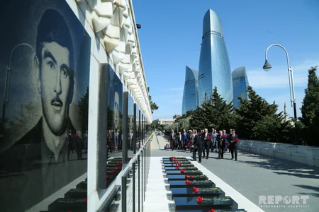 Коллектив МЭПР посетил Аллею почетного захоронения и Аллею шехидов