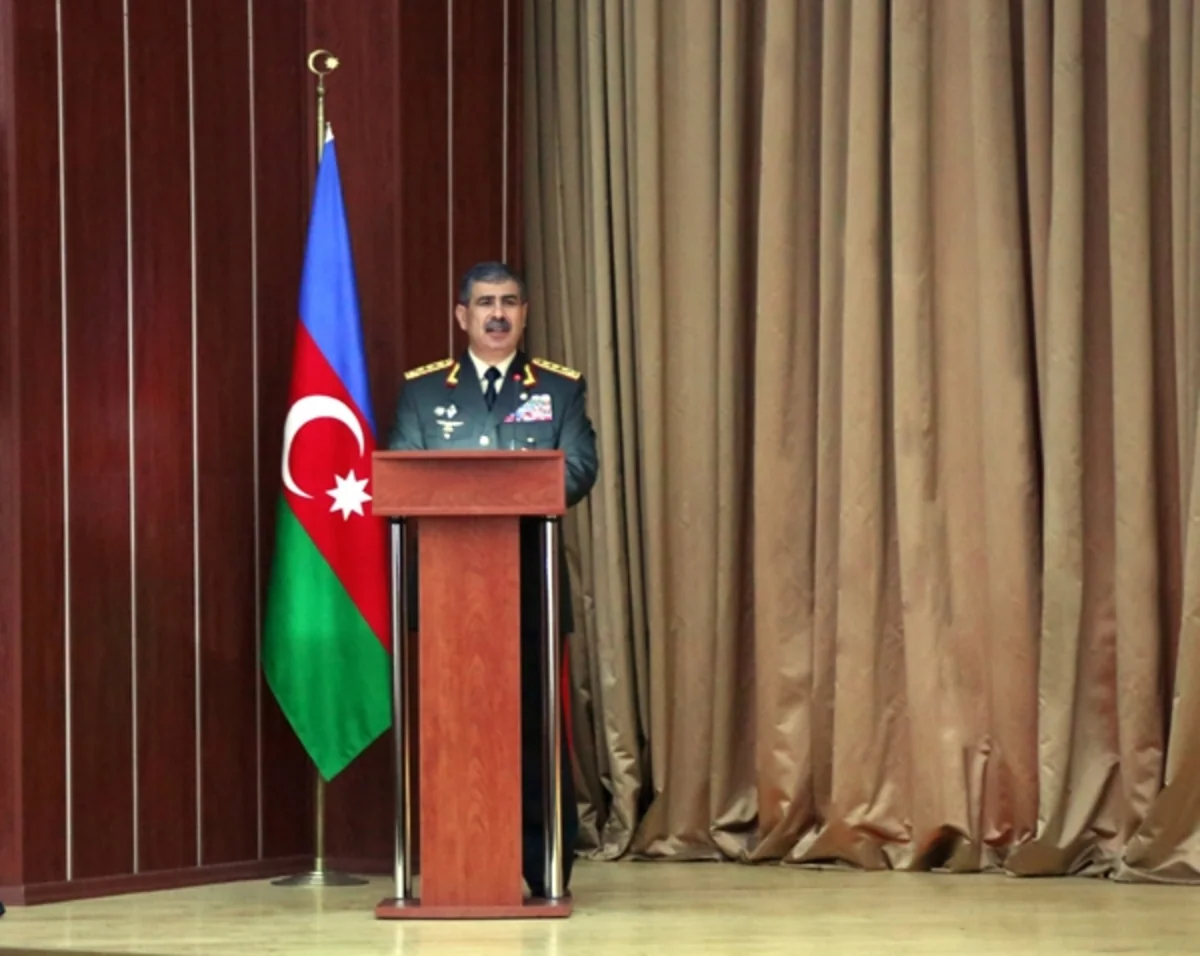 Azərbaycan müdafiə naziri hərbi hissələrin şəxsi heyətlə iş üzrə zabitləri ilə görüşüb