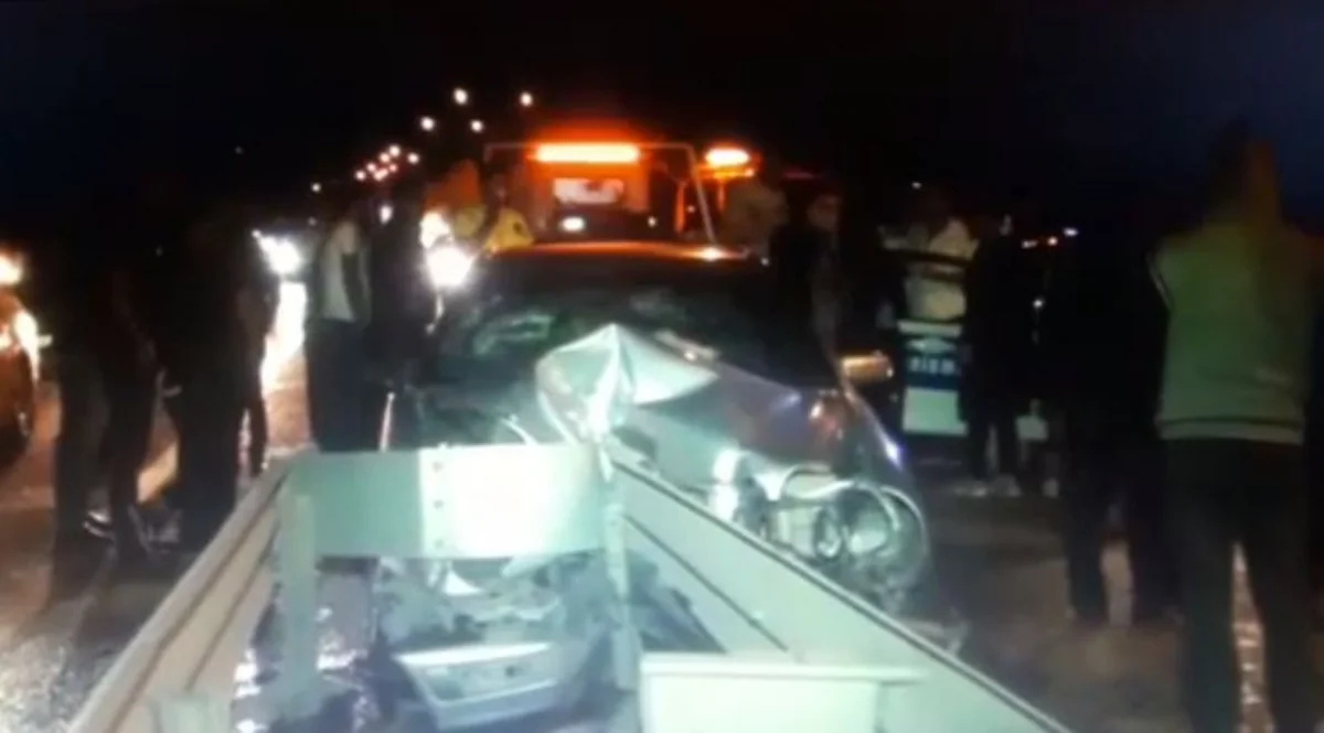 Xırdalanda minik maşını maneəyə çırpılıb, 2 nəfər yaralanıb