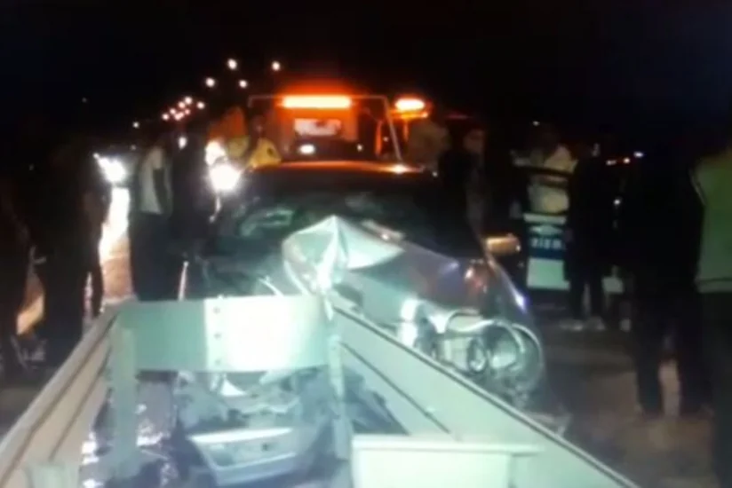 В Хырдалане автомобиль врезался об ограждение у обочины, два человека ранены