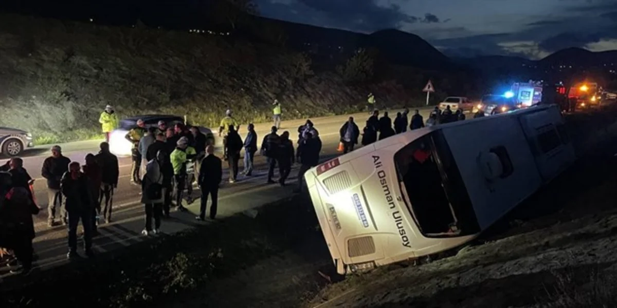 Türkiyədə sərnişin avtobusu su kanalına aşıb, 9 nəfər xəsarət alıb