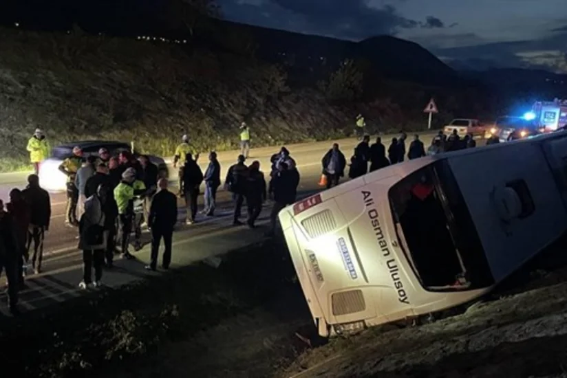 Türkiyədə sərnişin avtobusu su kanalına aşıb, 9 nəfər xəsarət alıb