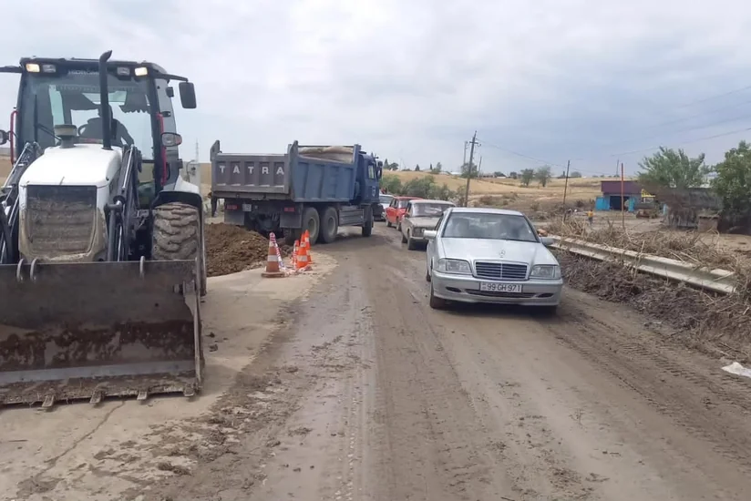 Полностью возобновлено движение на закрытой из-за селя дороге Баку-Шамахы-Евлах