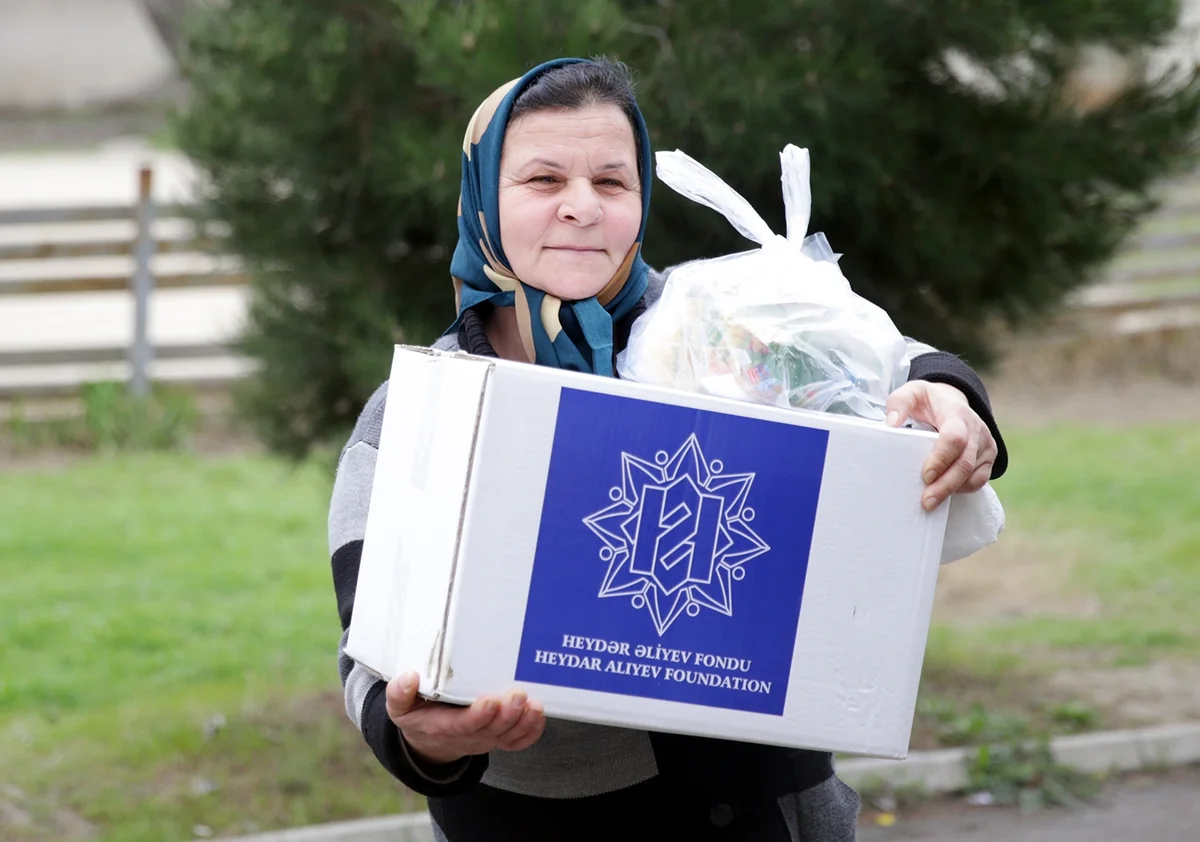 Heydər Əliyev Fondu aztəminatlı ailələrə Novruz sovqatları paylayır