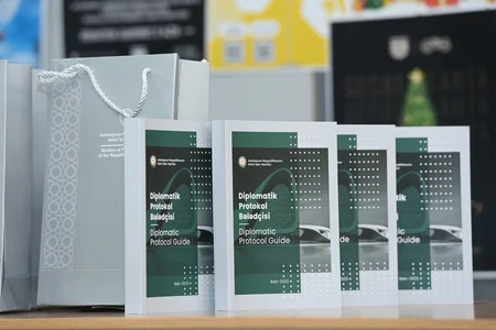 ADA Universitetində Diplomatik Protokol Bələdçisinin təqdimat mərasimi keçirilib - YENİLƏNİB