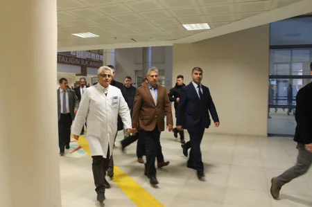Azərbaycanın hökumət rəsmiləri İğdırdakı qəzada yaralanan ölkə vətəndaşlarını ziyarət ediblər