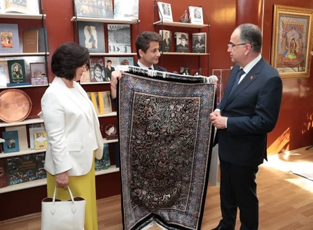 Albaniya Prezidenti və xanımı Nizami Gəncəvi Beynəlxalq Mərkəzi ilə tanış olublar
