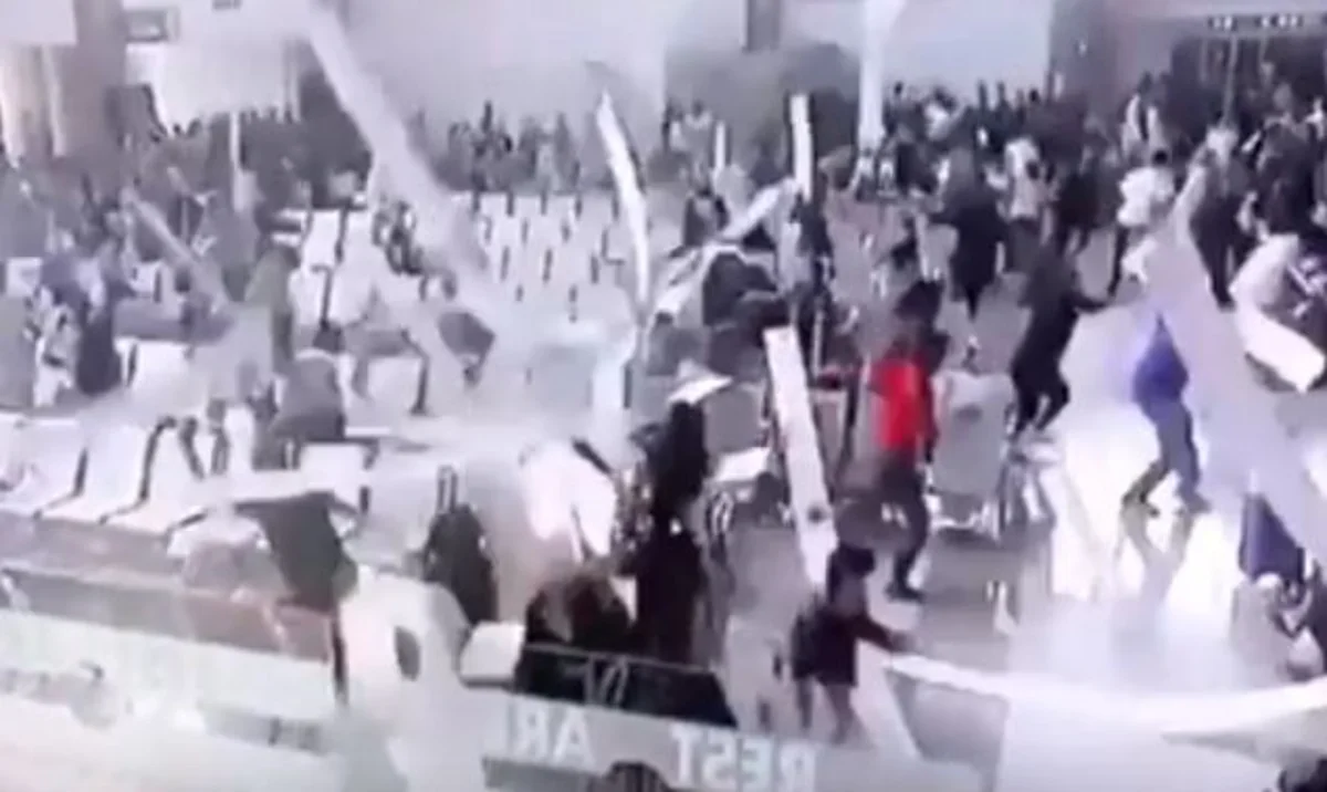 İndoneziyanın hava limanında tavan insanların üzərinə uçub - VİDEO