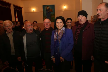 Gürcüstan Prezidenti Bolnisi rayonunda yerli sakinlərlə görüşüb