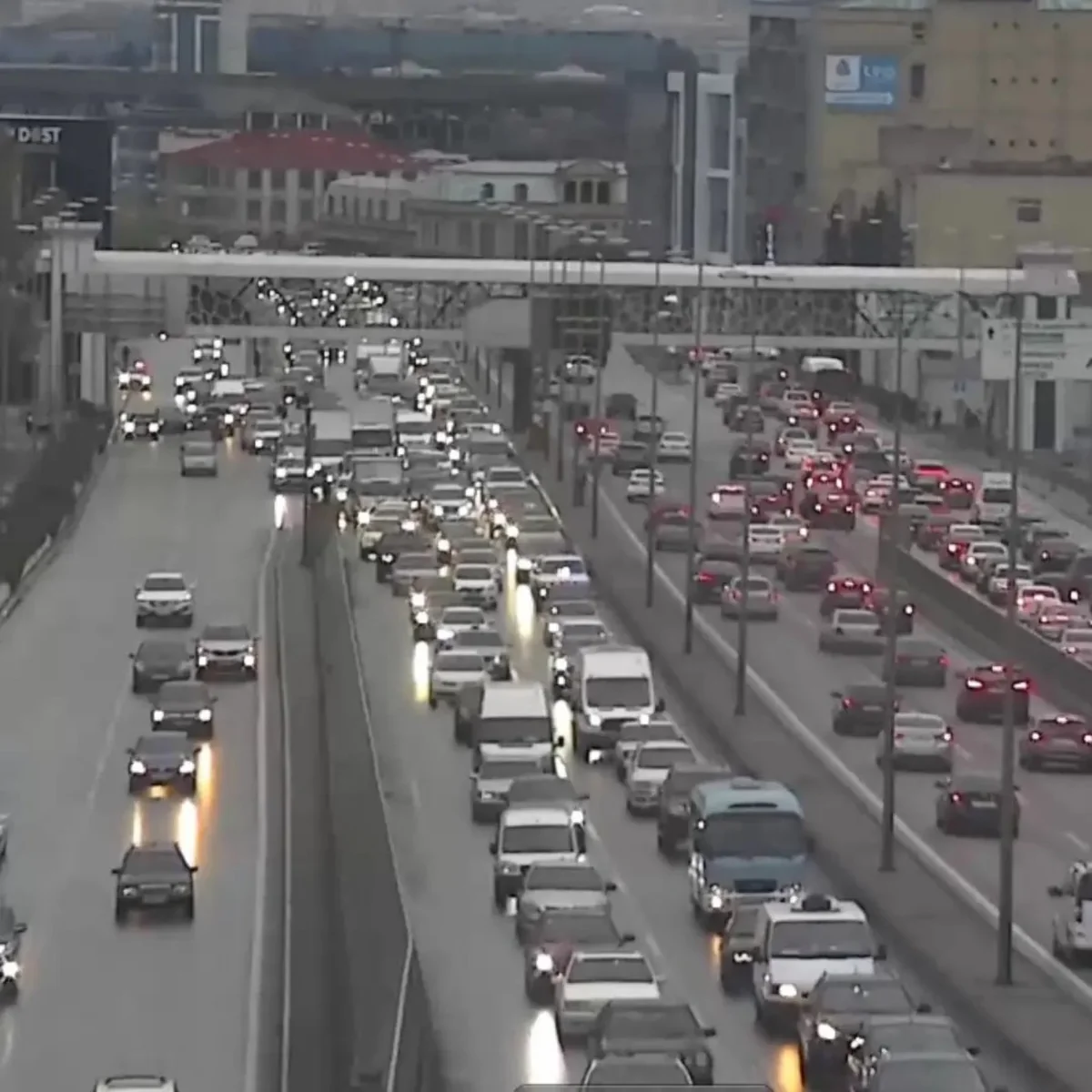 Bakının bir sıra küçə və prospektlərində nəqliyyatın sıxlığı yaranıb