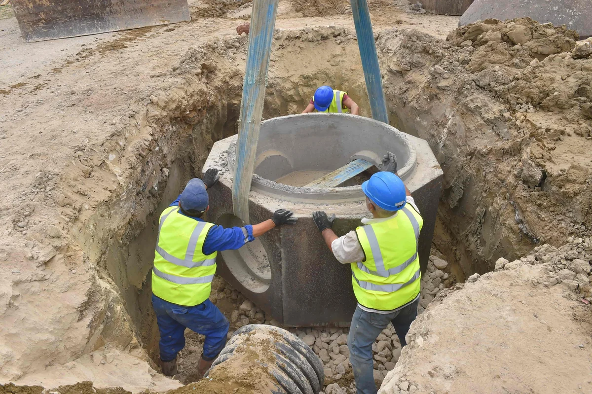 Bakının Binəqədi qəsəbəsində yeni kanalizasiya kollektoru inşa edilir