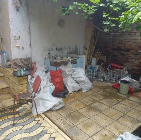 Gəncədə yaşayış evində saxta alkoqollu içkilərin istehsal edildiyi müəyyənləşib