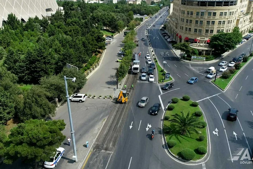 Bakının Tbilisi prospektində təmir işləri aparılır