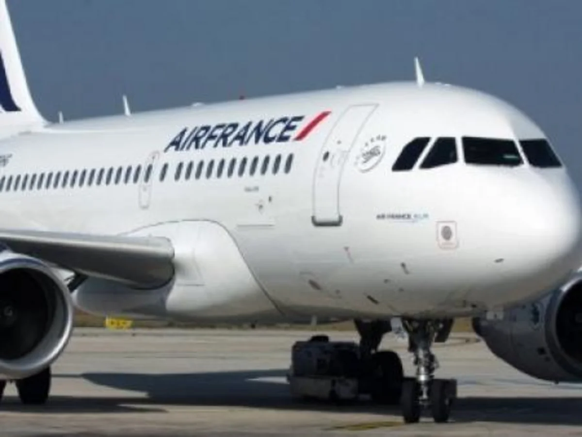 ​Air Francea məxsus təyyarə Parisdə qəza enişi edib