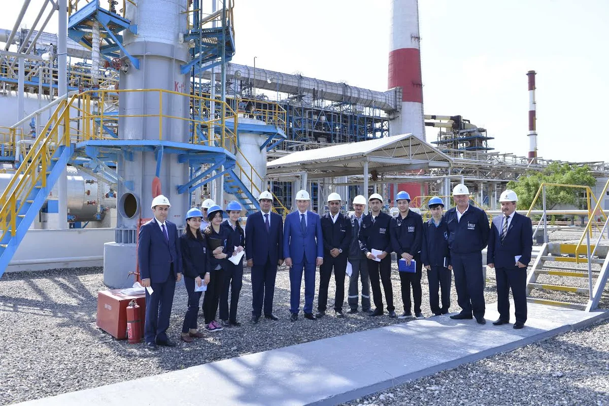 ​BHOS Rector Elmar Gasimov meets internees at Azerikimya PU
