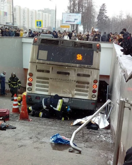 Bus hits crowd in Moscow killing 5, injuring 15 - VIDEO