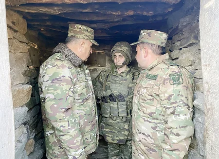 Начальник Генштаба проверил боеготовность расположенных в высокогорье воинских частей в приграничных с Арменией районах