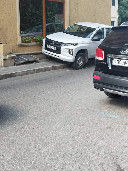 Avtomobillərini səkidə saxlayan sürücülər cəzalandırılıb