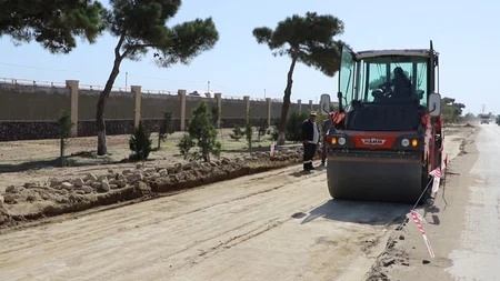 Bakının Pirallahı rayonunun mərkəzi yolunda tikinti işləri aparılır