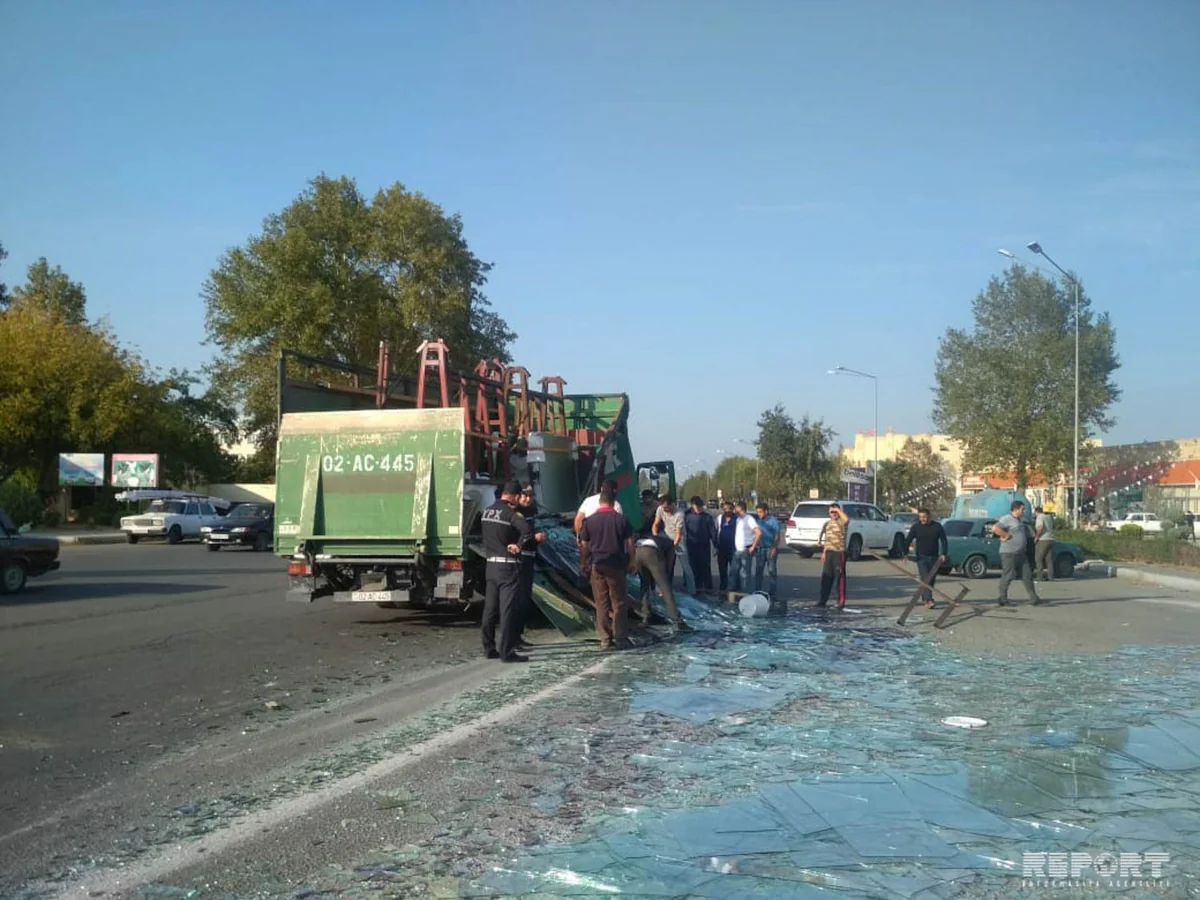 Bərdədə yola tökülən şüşə qırıntıları hərəkəti çətinləşdirib - FOTO - VİDEO - YENİLƏNİB