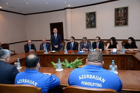 Azər Əliyev pauerliftinq üzrə paralimpiya milli komandasının üzvləri ilə görüşüb