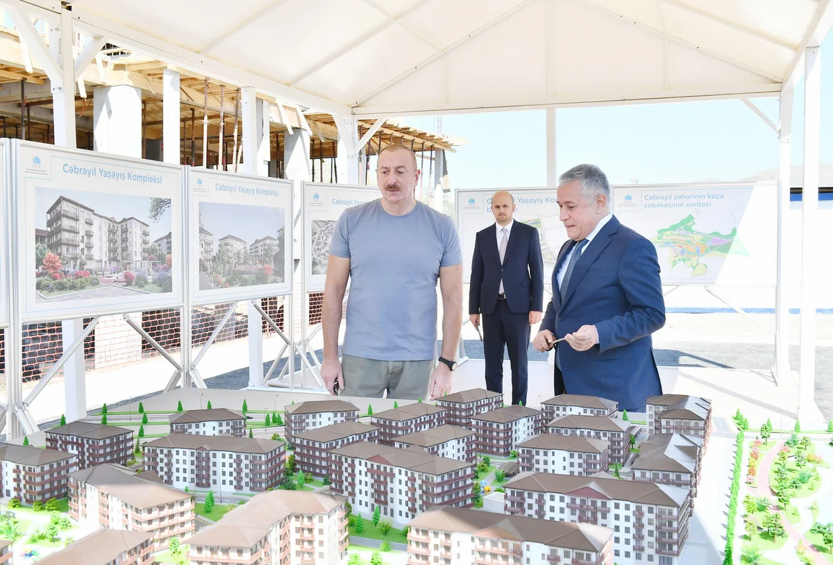Prezident İlham Əliyev Cəbrayıl Yaşayış Kompleksində aparılan tikinti işləri ilə tanış olub