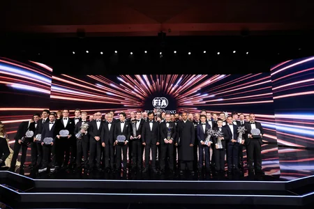 FIA-nın Bakıda keçirilən mükafatlandırma mərasimində yarışlarda qalib gələn avtomobillər nümayiş olunub