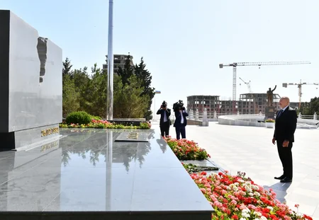 Dövlət başçısı Sumqayıtda Şəhidlər xiyabanında olub