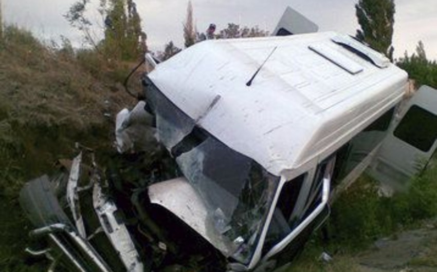 Gəncədə sərnişin avtobusu qəzaya düşüb, xəsarət alanlar var