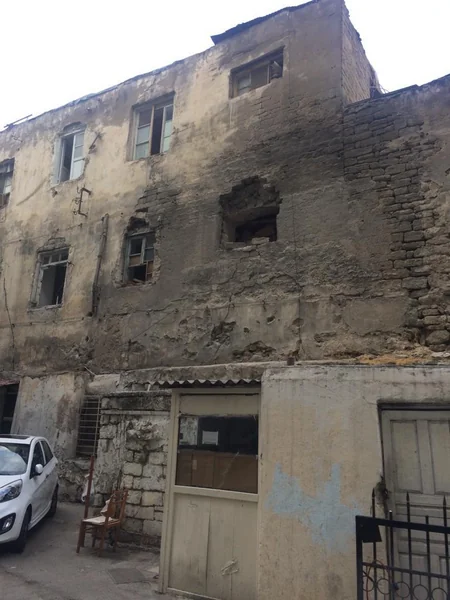 BŞİH: Yasamaldakı qəzalı binanın sakinləri mənzillərini tərk etməkdən imtina edirlər