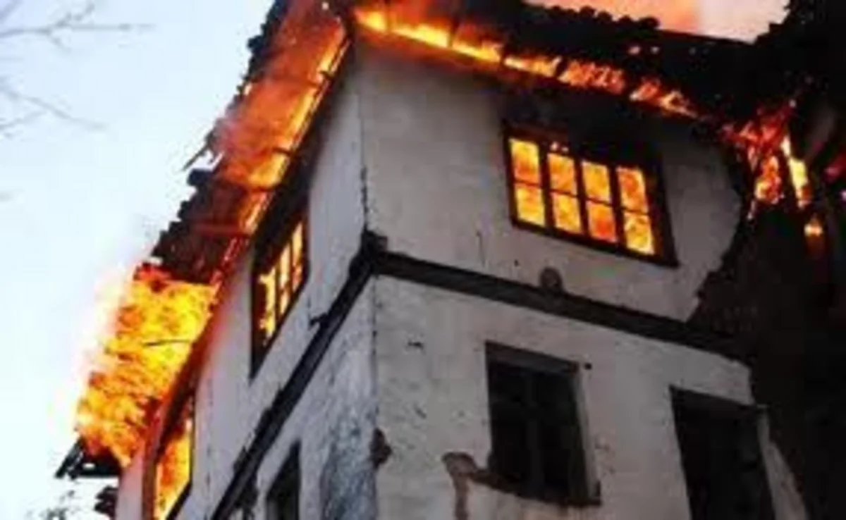 Bakıda ev yanıb