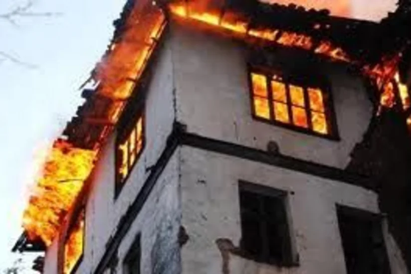 Bakıda ev yanıb