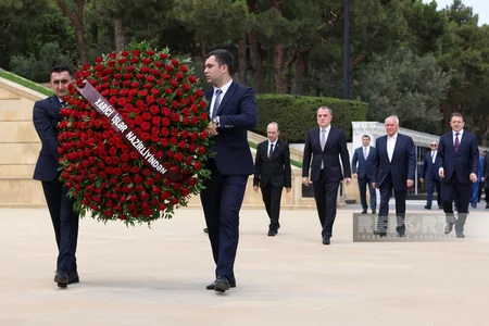 XİN-in rəhbər heyəti Fəxri və Şəhidlər xiyabanlarını ziyarət edib
