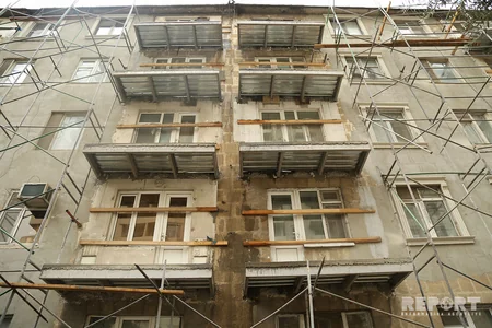 Bakının mərkəzi küçələrində “balkon”lar sökülür - FOTO