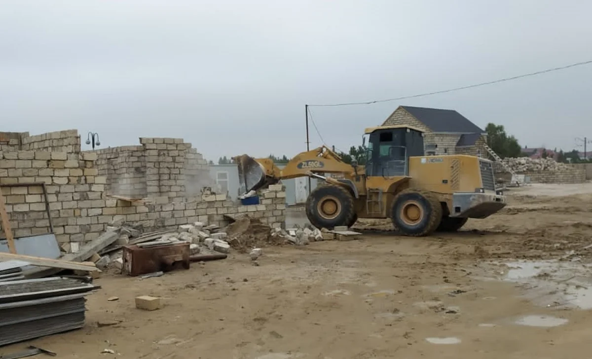 Qalada qanunsuz tikililər sökülüb