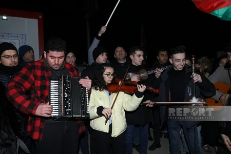Xankəndi-Laçın yolunda aksiya iştirakçıları vətənpərvərlik ruhunda mahnılar ifa edirlər