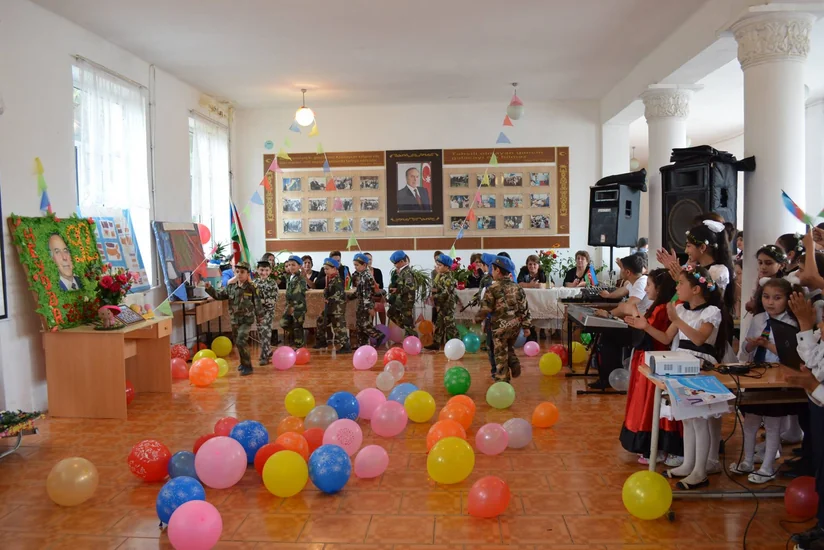 ​Məktəblilər Respublika Gününü qeyd ediblər