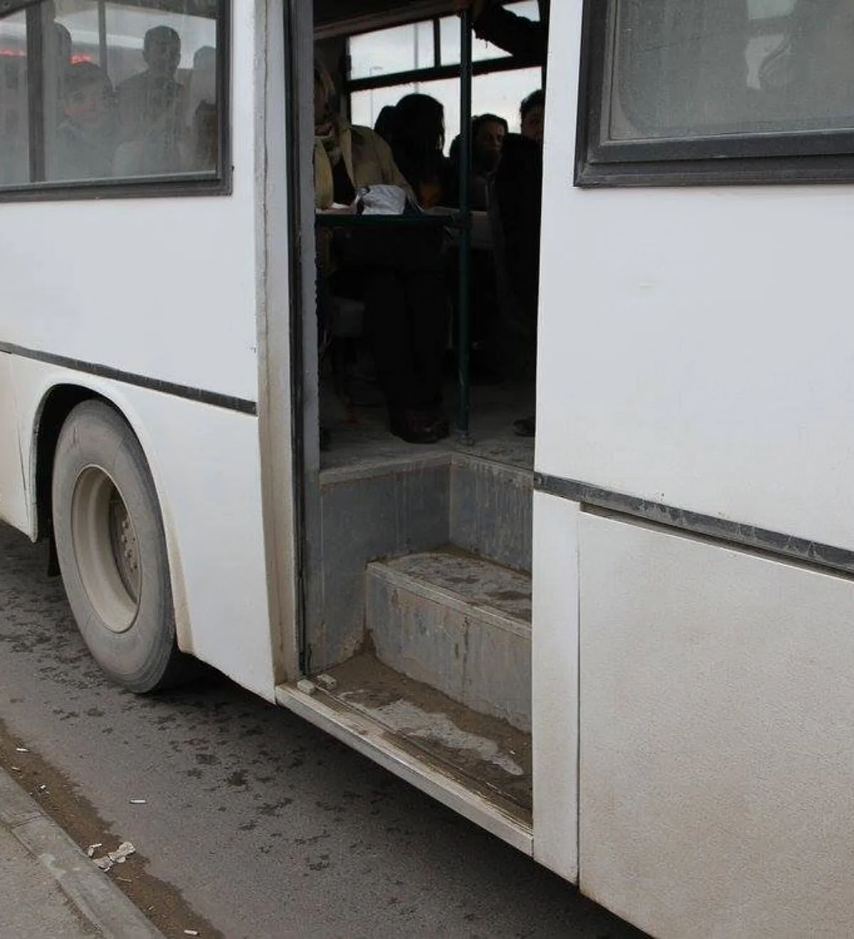 Bakıda avtobusdan yıxılan qadın təkərin altında qalaraq ölüb