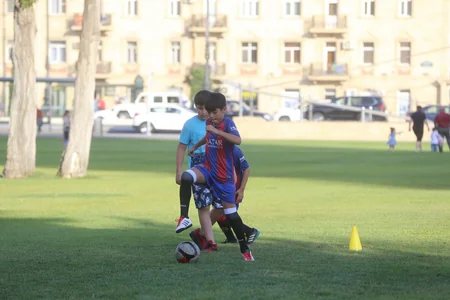 Heydər Əliyev Mərkəzinin parkında uşaqlar arasında futbol turniri olub