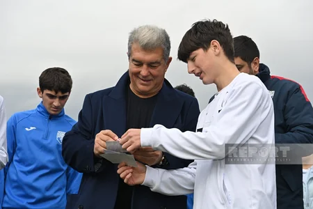Barselonanın prezidenti Bakıda yeniyetmə futbolçularla görüşüb
