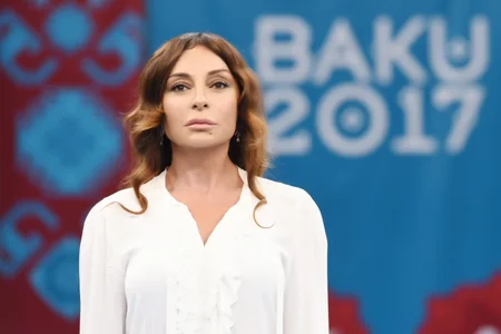 Mehriban Əliyeva İslamiadanın çempionu olan qadın güləşçimizə qızıl medalı təqdim edib