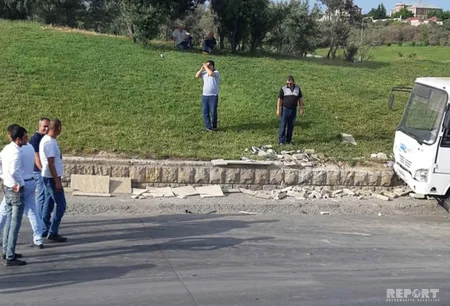 Bakıda sərnişin avtobusu evakuatorla toqquşub, 4 qadın xəsarət alıb - FOTO