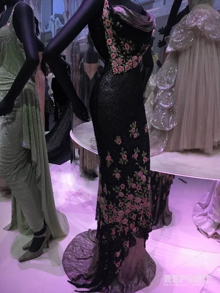 Parisdə məşhur modelyer Kristian Diorun yaradıcılığının 70 illiyi qeyd olunub - FOTOREPORTAJ