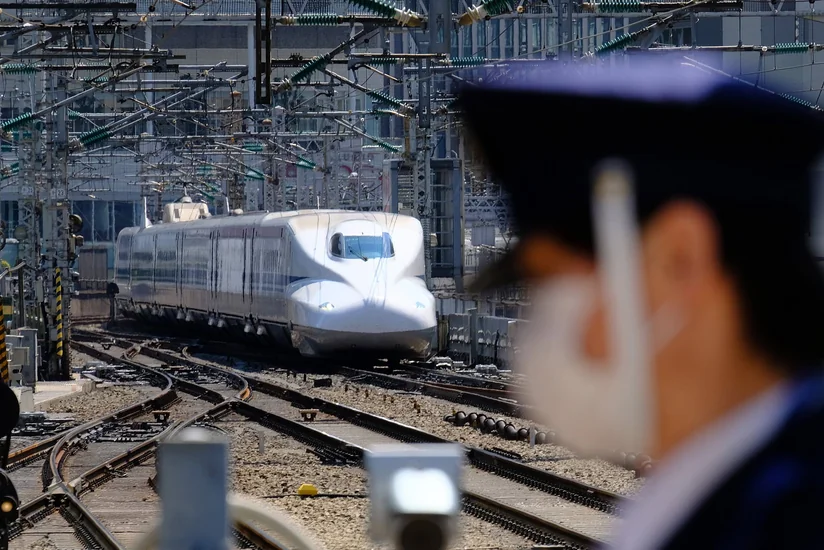 Yaponiyada qatar maşinisti kabinəni tərk edib